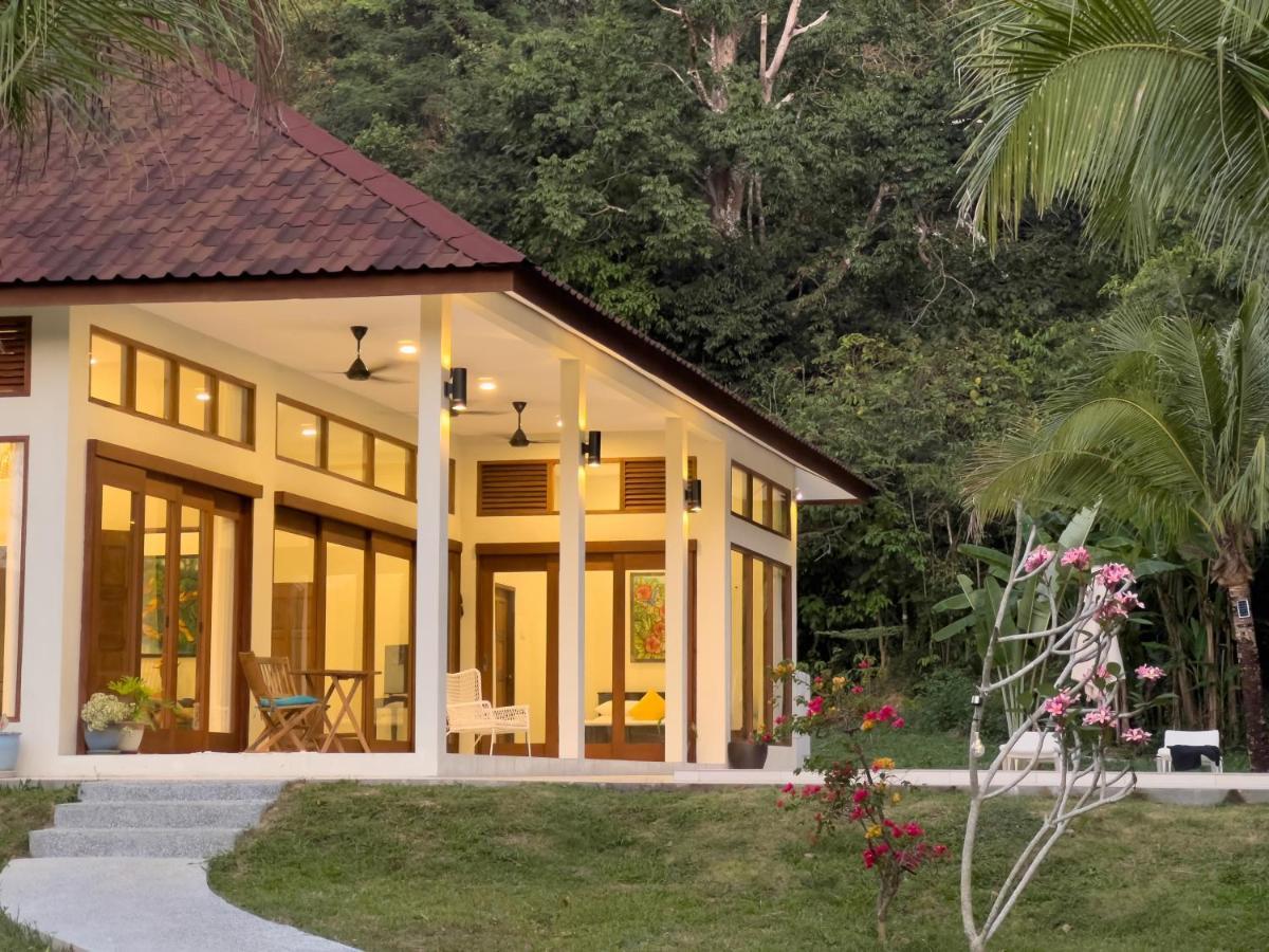 Villa Meranti - Spacious Private Pool Villa Pantai Cenang  Esterno foto